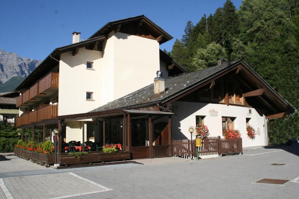 Residence Elga Valdisotto Buitenkant foto